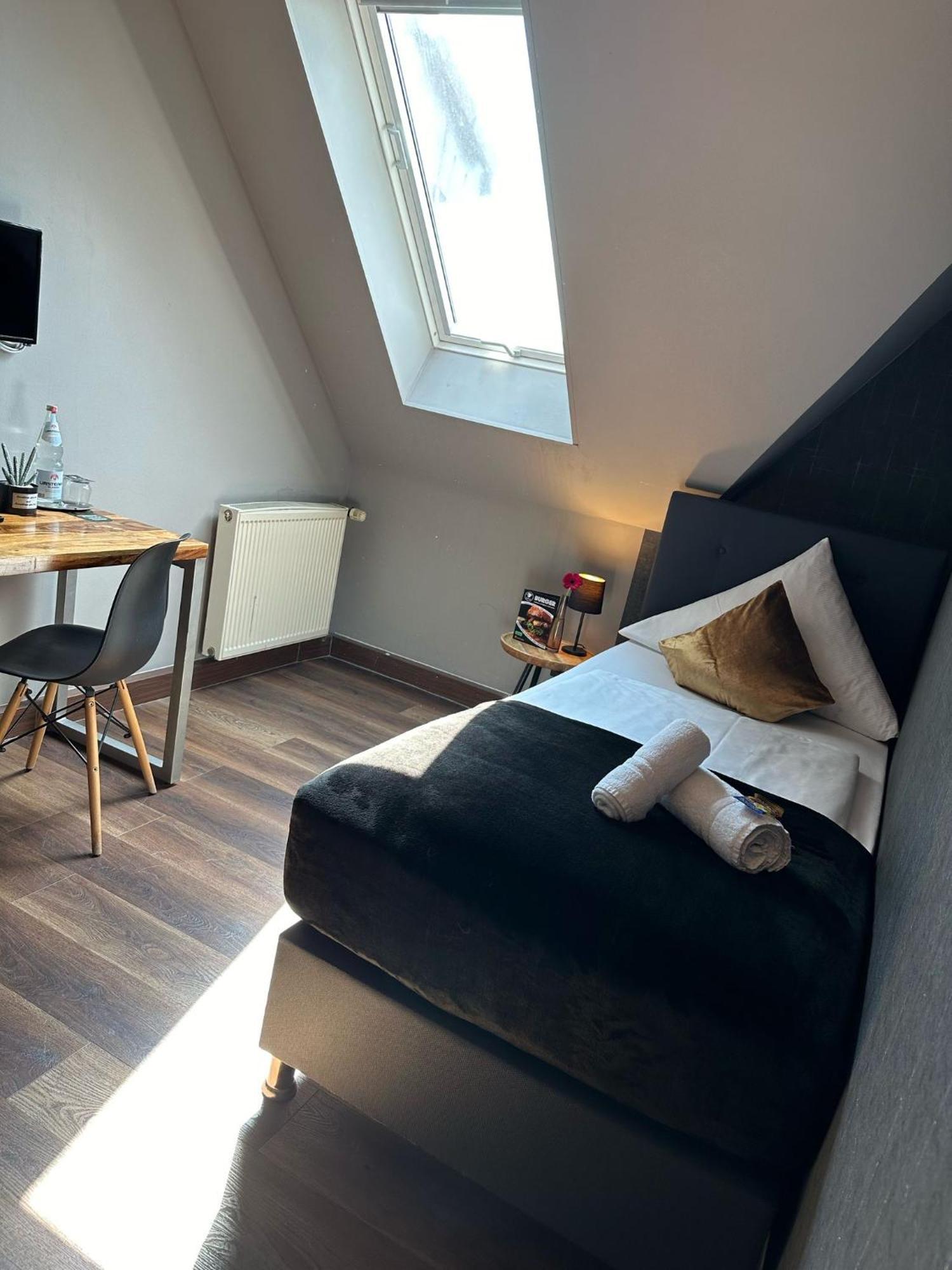 Hotel Restaurant Zum Loewen Duisburg Kültér fotó